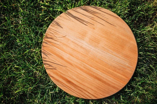 Yeşil çimenleri kesmek için yuvarlak ahşap kesme tahtası
