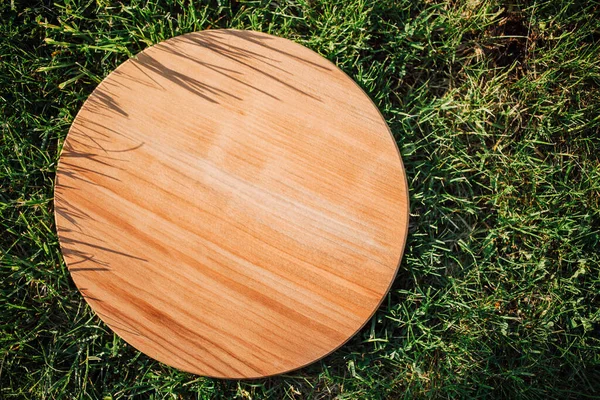 Yeşil çimenleri kesmek için yuvarlak ahşap kesme tahtası
