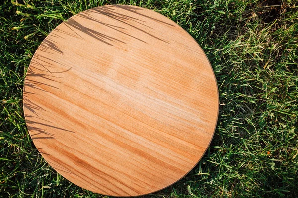 Yeşil çimenleri kesmek için yuvarlak ahşap kesme tahtası