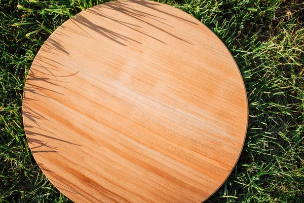 Yeşil çimenleri kesmek için yuvarlak ahşap kesme tahtası