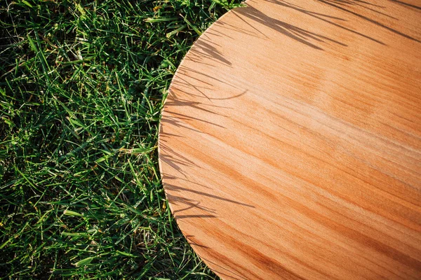 Yeşil çimenleri kesmek için yuvarlak ahşap kesme tahtası