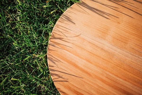 Yeşil çimenleri kesmek için yuvarlak ahşap kesme tahtası