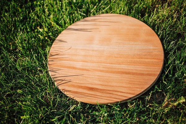 Yeşil çimenleri kesmek için yuvarlak ahşap kesme tahtası