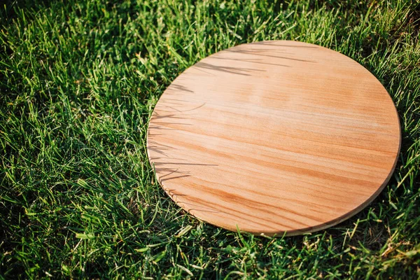 Yeşil çimenleri kesmek için yuvarlak ahşap kesme tahtası