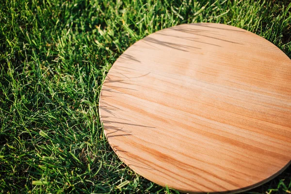 Yeşil çimenleri kesmek için yuvarlak ahşap kesme tahtası