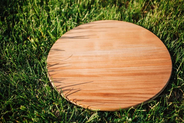 Yeşil çimenleri kesmek için yuvarlak ahşap kesme tahtası