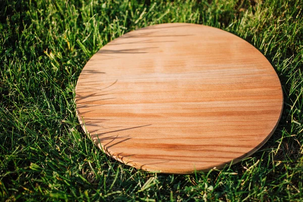 Yeşil çimenleri kesmek için yuvarlak ahşap kesme tahtası