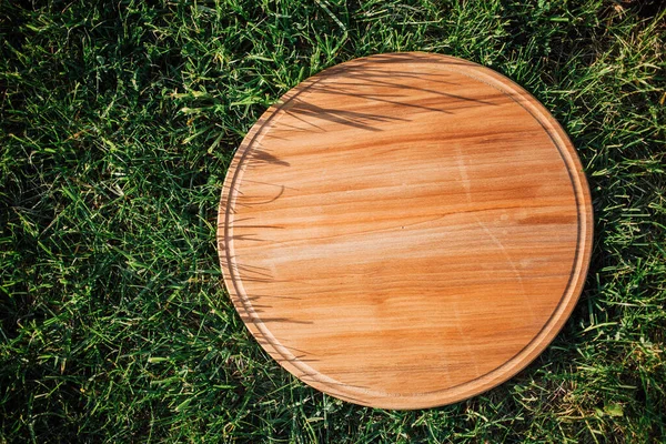 Yeşil çimenleri kesmek için yuvarlak ahşap kesme tahtası