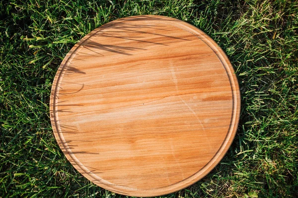 Yeşil çimenleri kesmek için yuvarlak ahşap kesme tahtası