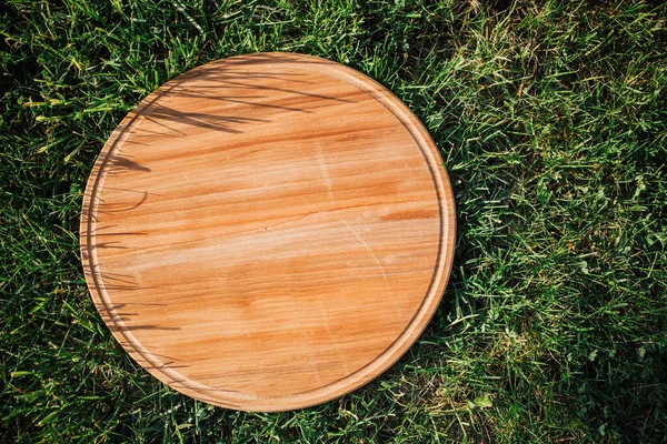 Yeşil çimenleri kesmek için yuvarlak ahşap kesme tahtası