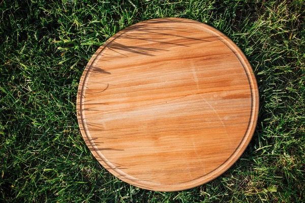 Yeşil çimenleri kesmek için yuvarlak ahşap kesme tahtası