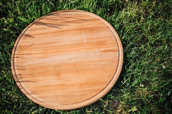 Yeşil çimenleri kesmek için yuvarlak ahşap kesme tahtası