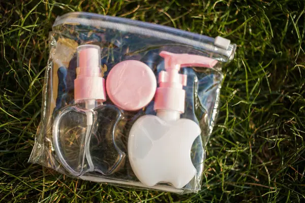 Antiseptik alkol solüsyonu spreyi ve sıvı sabun şişeleri, koronavirüsü kontrol etmek için hijyenik set, kapatın.