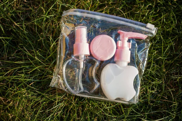 Antiseptik alkol solüsyonu spreyi ve sıvı sabun şişeleri, koronavirüsü kontrol etmek için hijyenik set, kapatın.