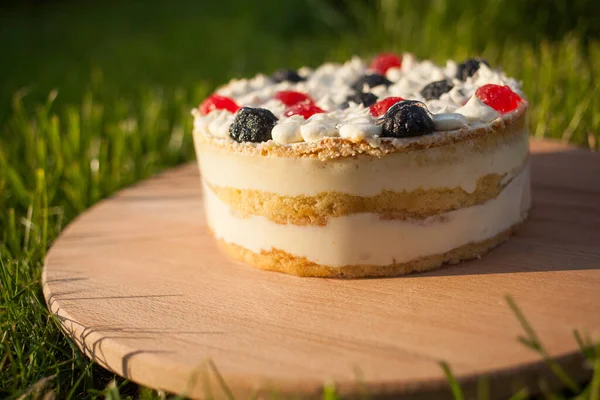 Tahta üzerinde tatlı pasta Çimen arka planda duruyor