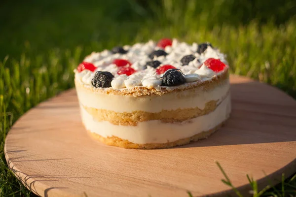 Tahta üzerinde tatlı pasta Çimen arka planda duruyor