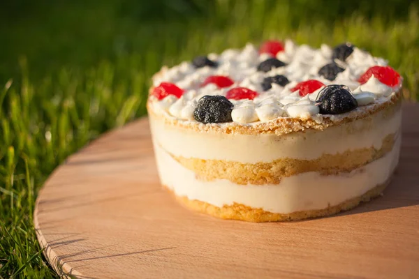 Tahta üzerinde tatlı pasta Çimen arka planda duruyor