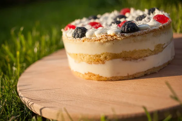 Tahta üzerinde tatlı pasta Çimen arka planda duruyor