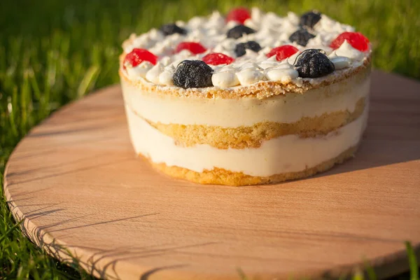 Tahta üzerinde tatlı pasta Çimen arka planda duruyor