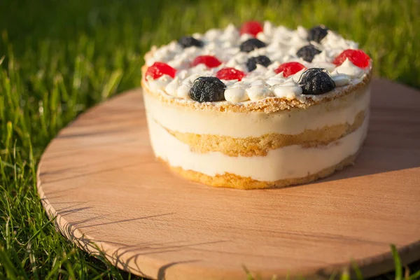 Tahta üzerinde tatlı pasta Çimen arka planda duruyor