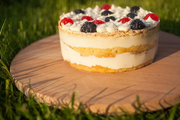 Tahta üzerinde tatlı pasta Çimen arka planda duruyor