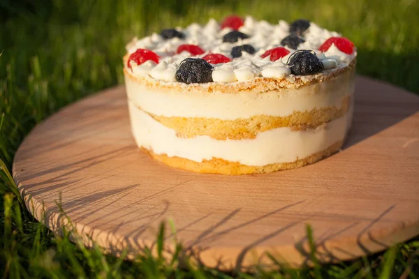 Tahta üzerinde tatlı pasta Çimen arka planda duruyor