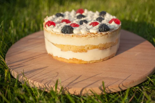 Tahta üzerinde tatlı pasta Çimen arka planda duruyor