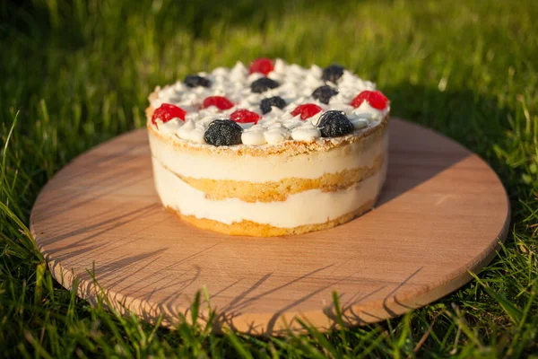 Tahta üzerinde tatlı pasta Çimen arka planda duruyor