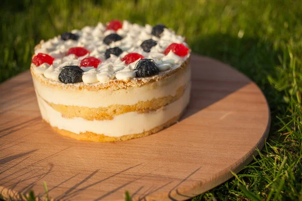 Tahta üzerinde tatlı pasta Çimen arka planda duruyor