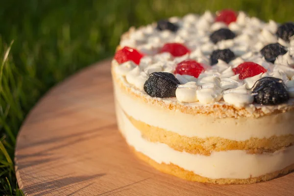 Tahta üzerinde tatlı pasta Çimen arka planda duruyor