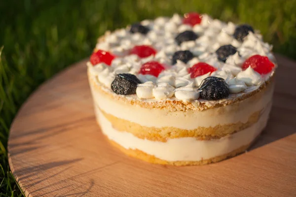 Tahta üzerinde tatlı pasta Çimen arka planda duruyor