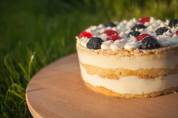 Tahta üzerinde tatlı pasta Çimen arka planda duruyor