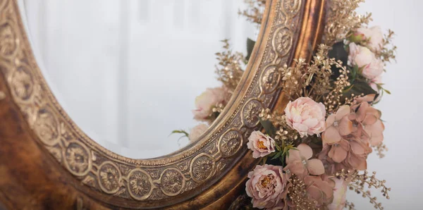 老式镜框上的粉红花朵 工作室装饰 — 图库照片