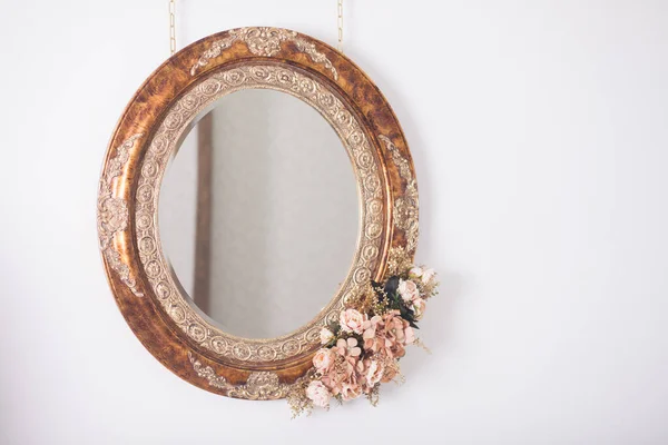 Розовые Цветы Винтажном Зеркале Рамке Студийное Оформление — стоковое фото
