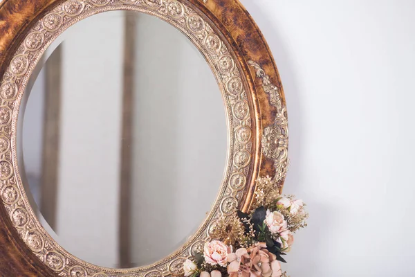 Çerçevede eski aynada pembe çiçekler, stüdyo dekorasyonu.