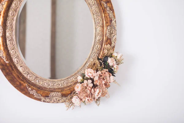 Flores Rosadas Espejo Vintage Marco Decoración Estudio —  Fotos de Stock