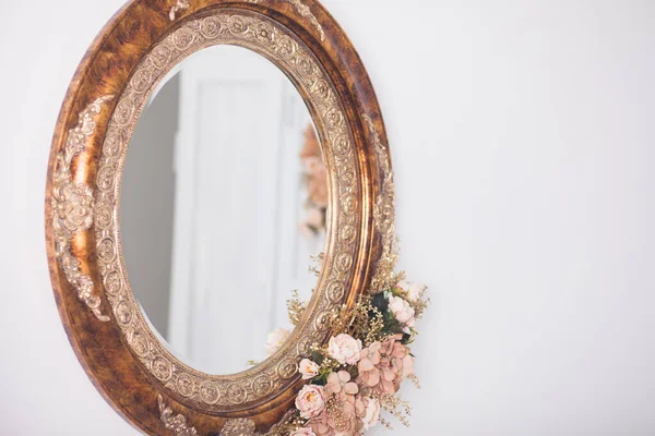 Çerçevede eski aynada pembe çiçekler, stüdyo dekorasyonu.