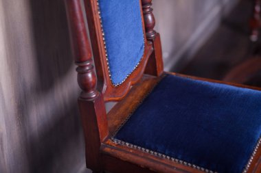 Retro telefon ve yer lambasıyla stüdyo. Vintage iç mimari 