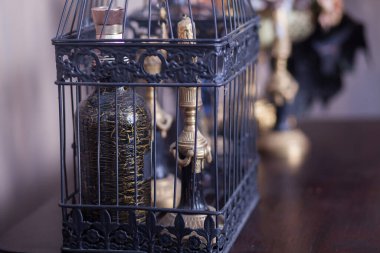 Retro telefon ve yer lambasıyla stüdyo. Vintage iç mimari 