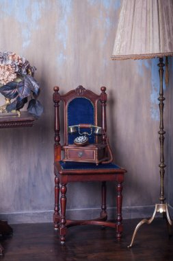 Retro telefon ve yer lambasıyla stüdyo. Vintage iç mimari 