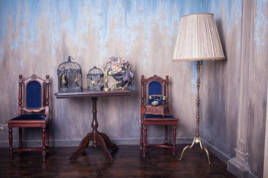 Retro telefon ve yer lambasıyla stüdyo. Vintage iç mimari 