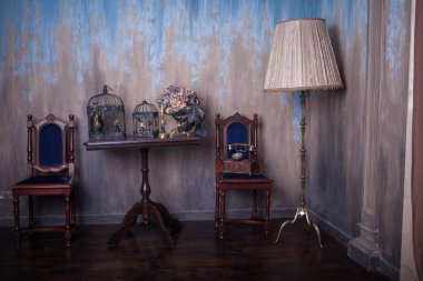 Retro telefon ve yer lambasıyla stüdyo. Vintage iç mimari 