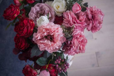 Çiçekli eski ahşap sandalye, lüks iç tasarım.