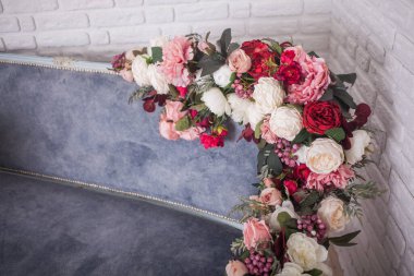 Çiçekli eski ahşap sandalye, lüks iç tasarım.