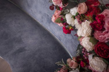 Çiçekli eski ahşap sandalye, lüks iç tasarım.