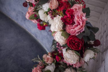 Çiçekli eski ahşap sandalye, lüks iç tasarım.