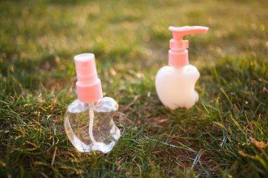 Antiseptik alkol solüsyonu spreyi ve sıvı sabun şişeleri, koronavirüsü kontrol etmek için hijyenik set, kapatın.