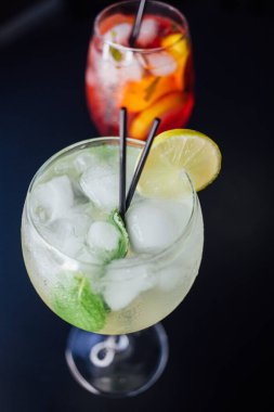 Arka planda taze buzlu meyve içecekleri, yakın plan.