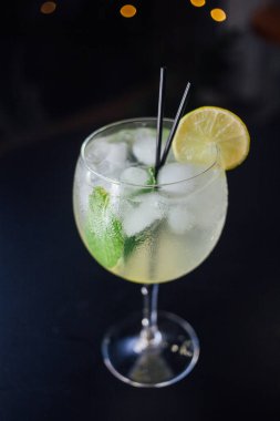 Arka planda taze buzlu meyve suyu, yakın plan.