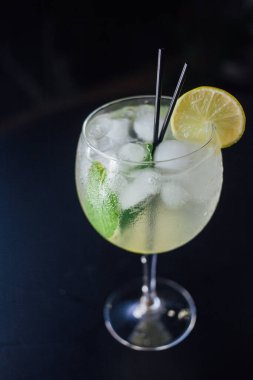 Arka planda taze buzlu meyve suyu, yakın plan.